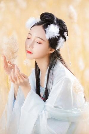 在床边趴着屁股撅起来左右晃动