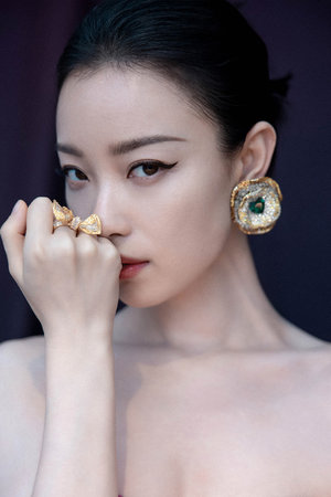 《下雨天老师和学生被困在》